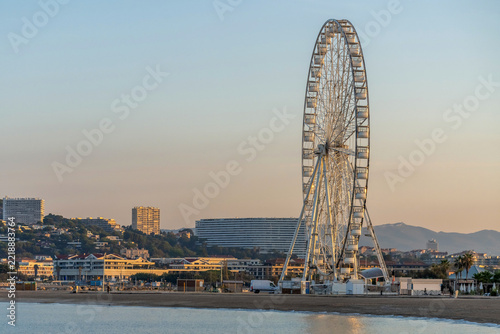Grande roue sur la plage du Prado à Marseille