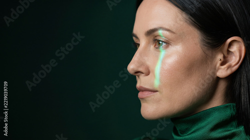 Emerald acrylic light bends across a beauty eye