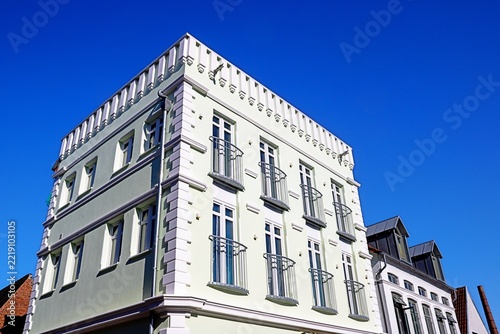 eckernförde, deutschland - sanierte häuser in der altstadt