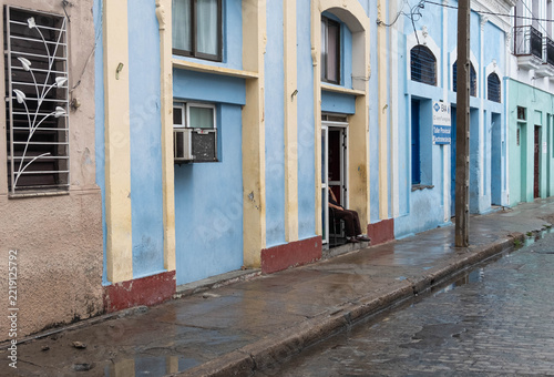 Fotografie Cienfuegos, Cuba - Hombre sentado afuera de su casa.