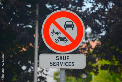 Panneau accès interdit aux véhicules à moteur sauf services.