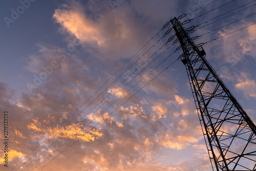 夕焼け空を背景に浮かび上がる送電鉄塔のシルエット