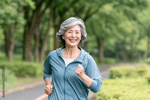 健康的で笑顔の日本人シニア女性が公園で楽しくジョギング