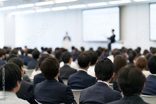 大規模なビジネスセミナー会場で多くの人が学ぶ風景
