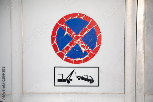 Parking prohibition sign, warning of vehicle removal.