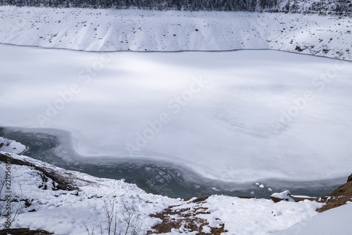 Vorderer Gosausee mit Eisdecke