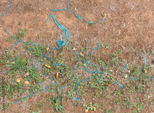 Ficelle bleue déchets sol