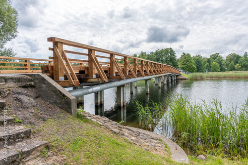 Holzbrücke über den Aluksne-See zur Burginsel Marienburg