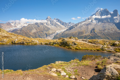 Vue sur l'Aiguille Verte avec les Lacs des Chéserys en avant plan en saison d'été