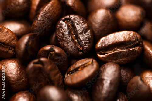 Obraz na plátně Macro of glossy freshly roasted coffee beans, full frame texture