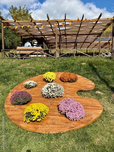Creative Wooden Art Palette Flower Bed with Colorful Chrysanthemums