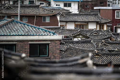 Fotografie The tightly packed rooftops of the Bukchon Hanok Village in Seoul