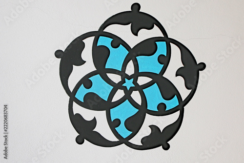 Elaborate Five-Circle Islamic Geometric Design in Traditional Painted Art