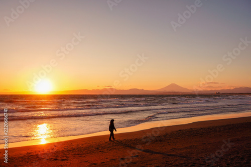 江の島の夕焼けと富士山が織りなす絶景｜観光パンフレットに映える風景素材