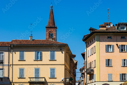 Fotografie Bell tower of the Chiesa di Santa Maria del Carmine framed by the Via XX Settemb