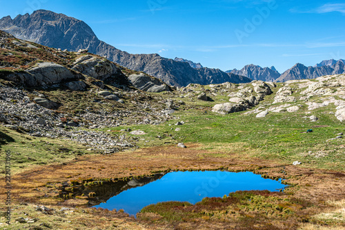 L’autunno sta arrivando al Lago del Vej del Bouc, in Valle Gesso, tra stambecchi e camosci