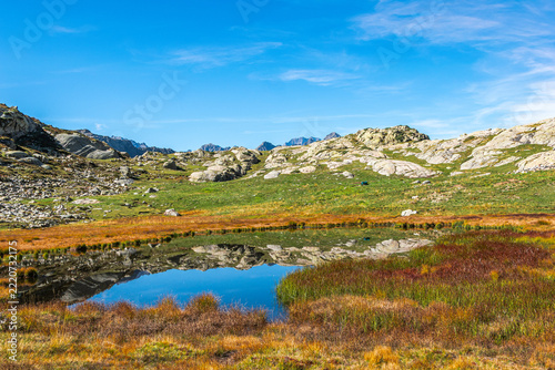 L’autunno sta arrivando al Lago del Vej del Bouc, in Valle Gesso, tra stambecchi e camosci