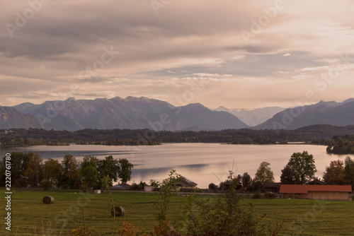 Panoramablick auf den bayerischen Staffelsee und die Alpen am Abend