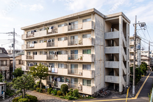 築年数の経った古い団地と集合住宅の外観