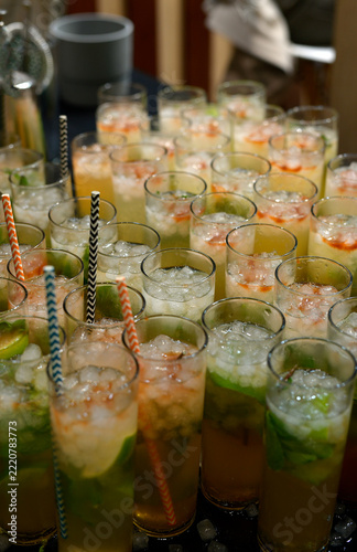 zumos y cocteles de frutas con hielo en vasos