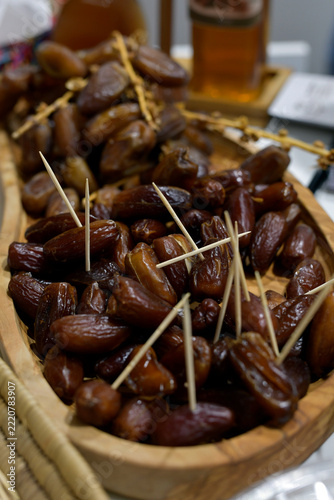Dátiles naturales en una bandeja para degusta como aperitivos pinchados con palillos