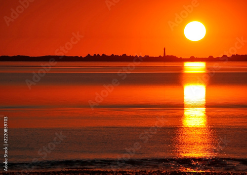 Blick auf Sylt im Sonnenuntergang von der Nordfriesischen Insel Föhr aus fotografiert