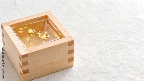 金箔を浮かべた升酒 和紙の上