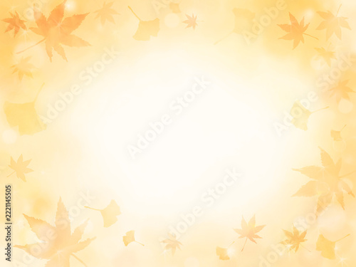 紅葉もみじとイチョウの秋フレーム背景、淡い黄色とオレンジの水彩グラデーションに中央のコピースペース