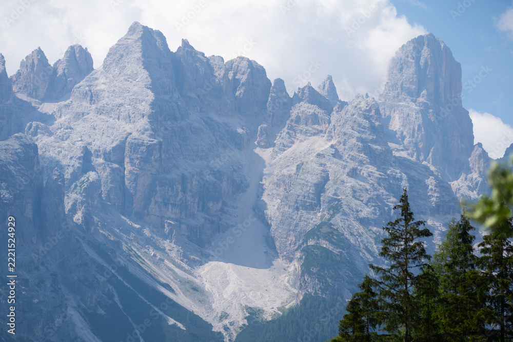 Fototapeta premium beautiful scenery of a mountain landscape under the sunlight