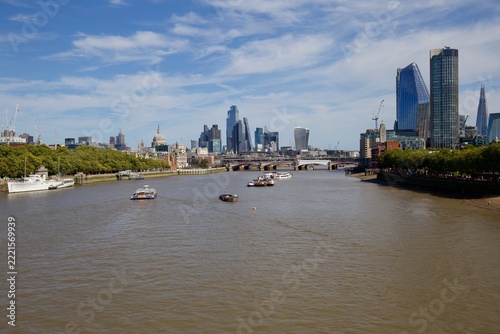 Veduta di Londra con il fiume Tamigi e grattacieli