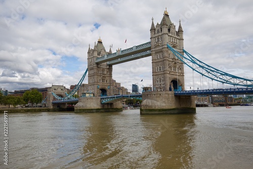 Tower Bridge a Londra fiume Tamigi