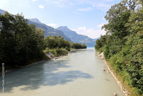 Die Reuss fließt in den Urnersee bei Flüelen