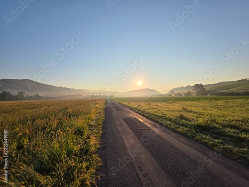 Sonnenaufgang im Herbst mit Straße