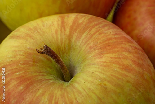 red and yellow apples