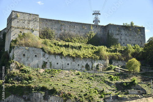 Obraz na plátně L'imposant fort dominant la Meuse à Huy (Liège)