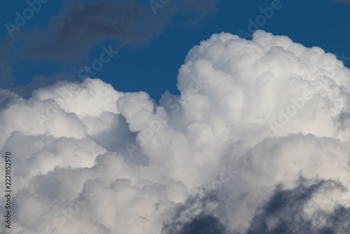 nubes blancas en forma de algodón y un cielo azul intenso