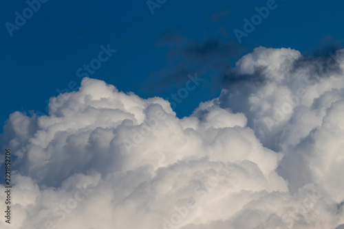 nubes blancas en forma de algodón y un cielo azul intenso