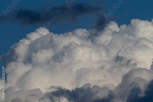 nubes blancas en forma de algodón y un cielo azul intenso