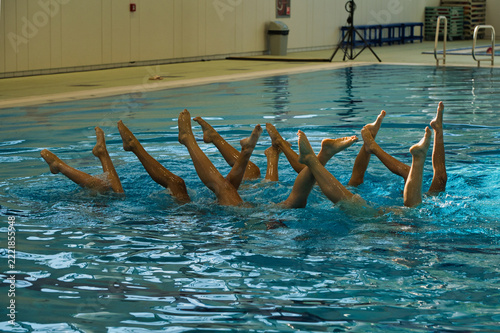 Obraz na plátně Synchronized swimming exercises in the pool