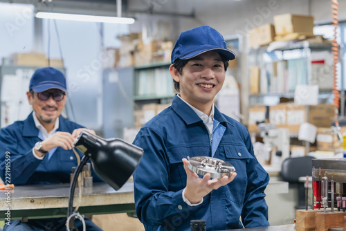 工場で仕事する作業員。製造業、金属、加工、検品、産業、職人、エンジニア、部品、パーツ、技術者、研磨