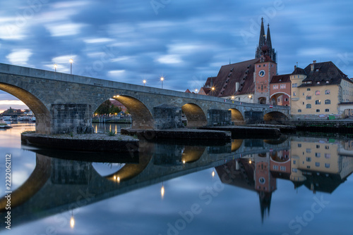 Morgendämmerung an der Donau in Regensburg, Bayern