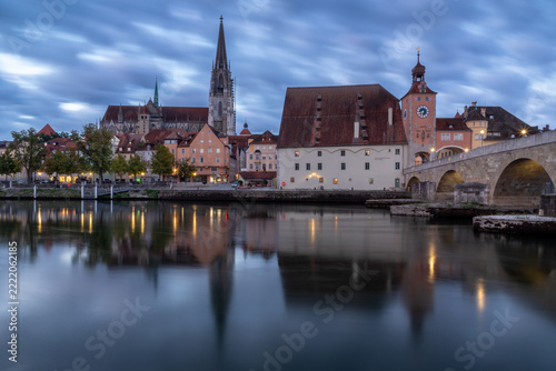Morgendämmerung an der Donau in Regensburg, Bayern