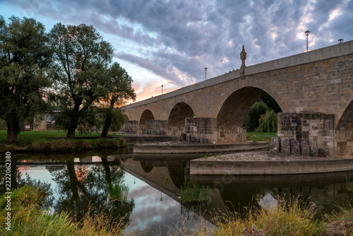 Morgendämmerung an der Steinernen Brücke in Regensburg, Bayern
