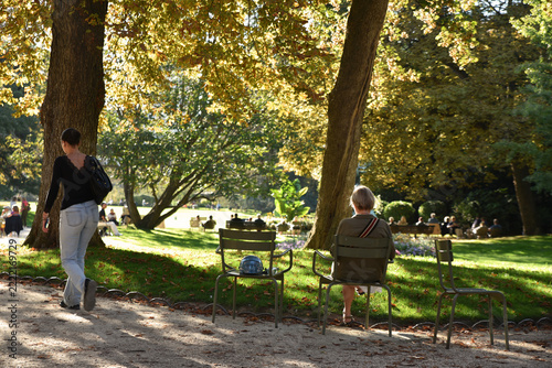 Farniente au jardin du Luxembourg à Paris. France	