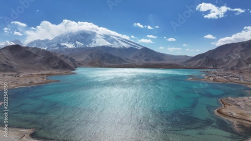 Fotografie lake under mustagh ata mountain in pamir plateau