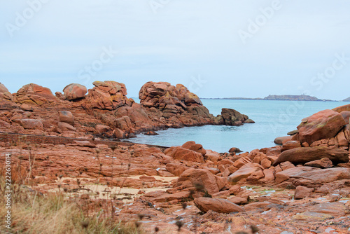 La Côte de Granit Rose en Bretagne émerveille par ses rochers sculptés aux nuances rosées, ses criques sauvages, ses phares emblématiques et ses panoramas marins spectaculaires à couper le souffle.