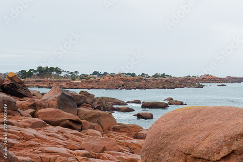 La Côte de Granit Rose en Bretagne émerveille par ses rochers sculptés aux nuances rosées, ses criques sauvages, ses phares emblématiques et ses panoramas marins spectaculaires à couper le souffle.