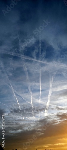 Kondenzstreifen am Himmel