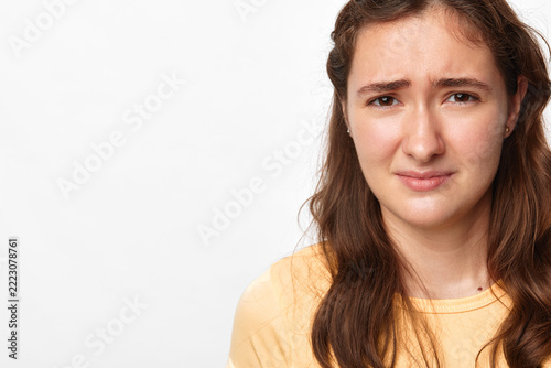 Obraz na plátně Fraud protection service, young woman with skeptical squint and pursed lips look