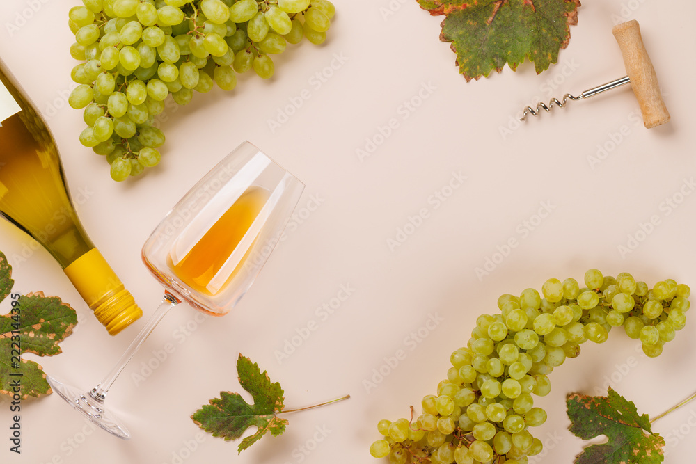 Fototapeta premium Wine celebration frame with ripe grape clusters